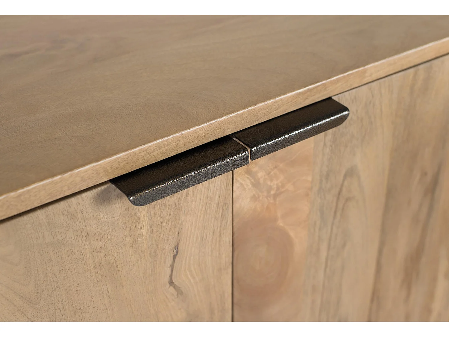 Sideboard aus Mangoholz mit abgerundeten Ecken