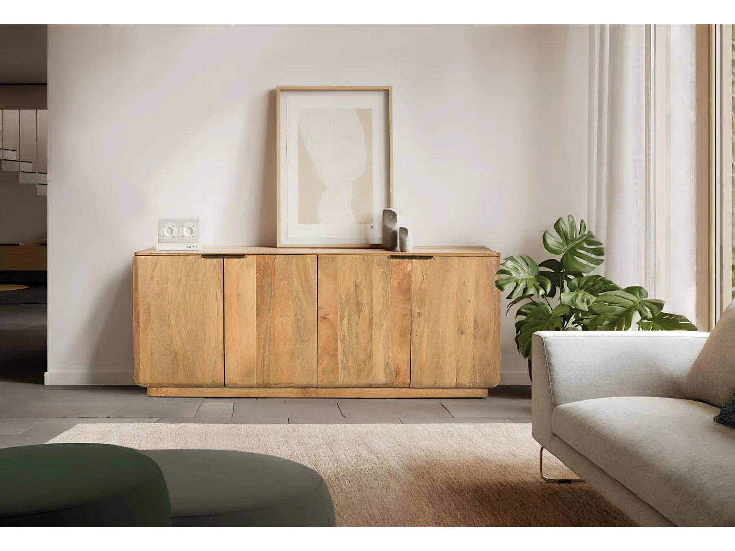 Sideboard aus Mangoholz mit abgerundeten Ecken