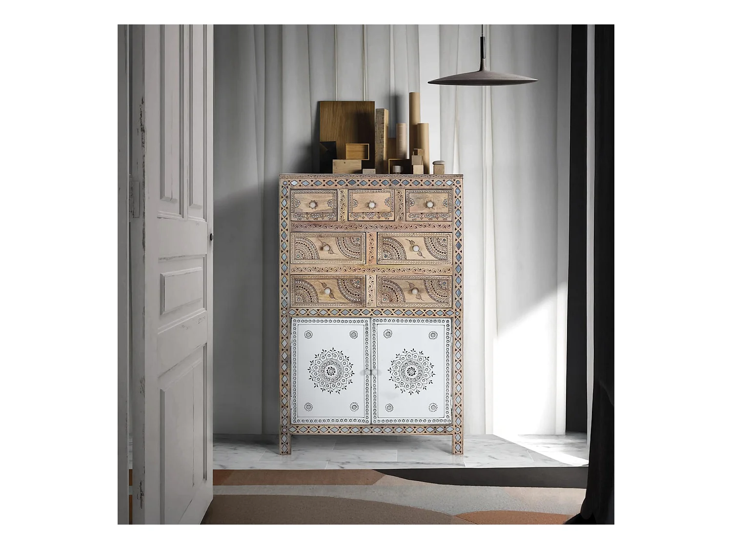 Credenza alta in legno di mango e MDF e dettagli dipinti a mano