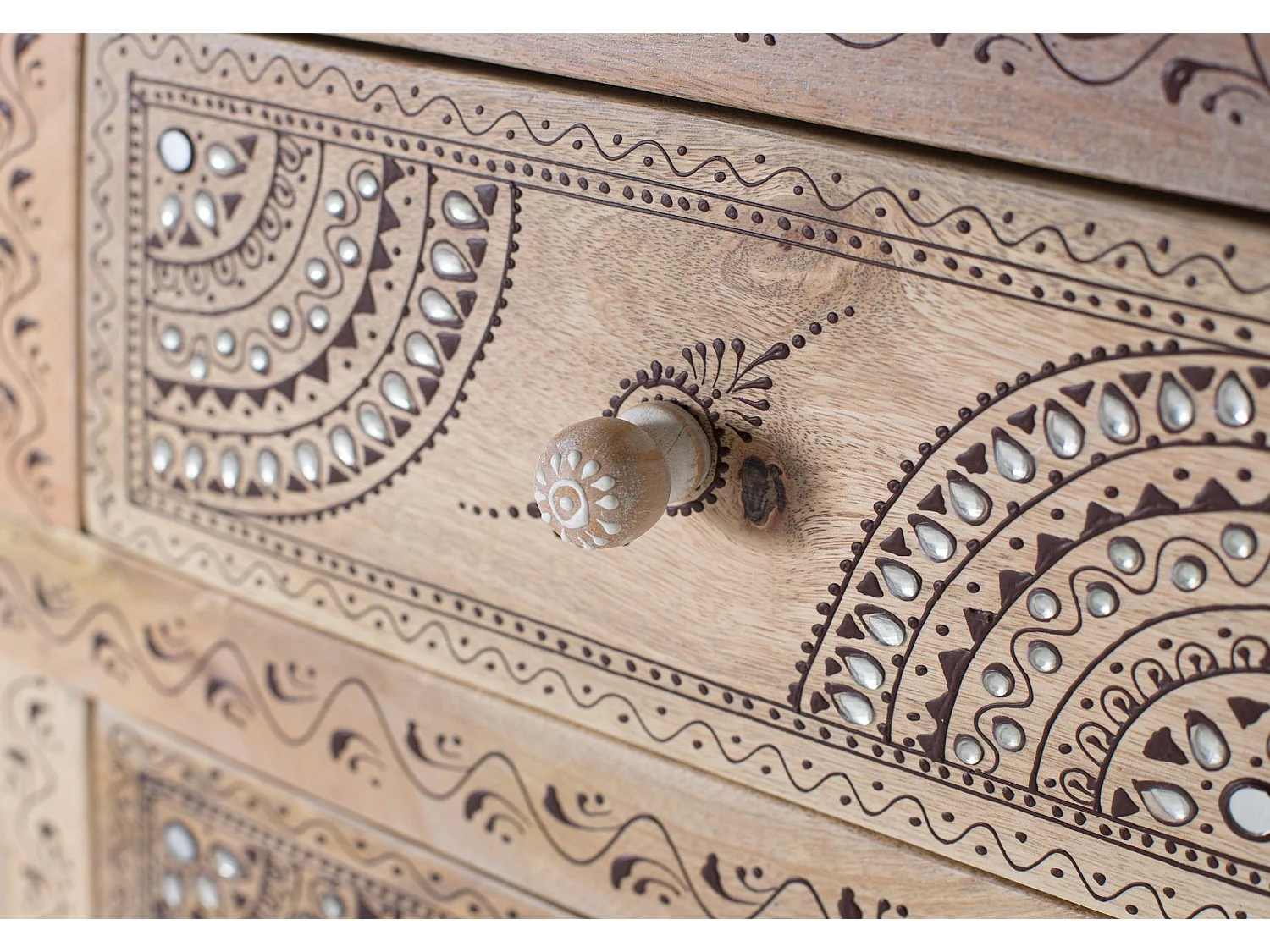 Sideboard aus Mangoholz mit handgemalten Details