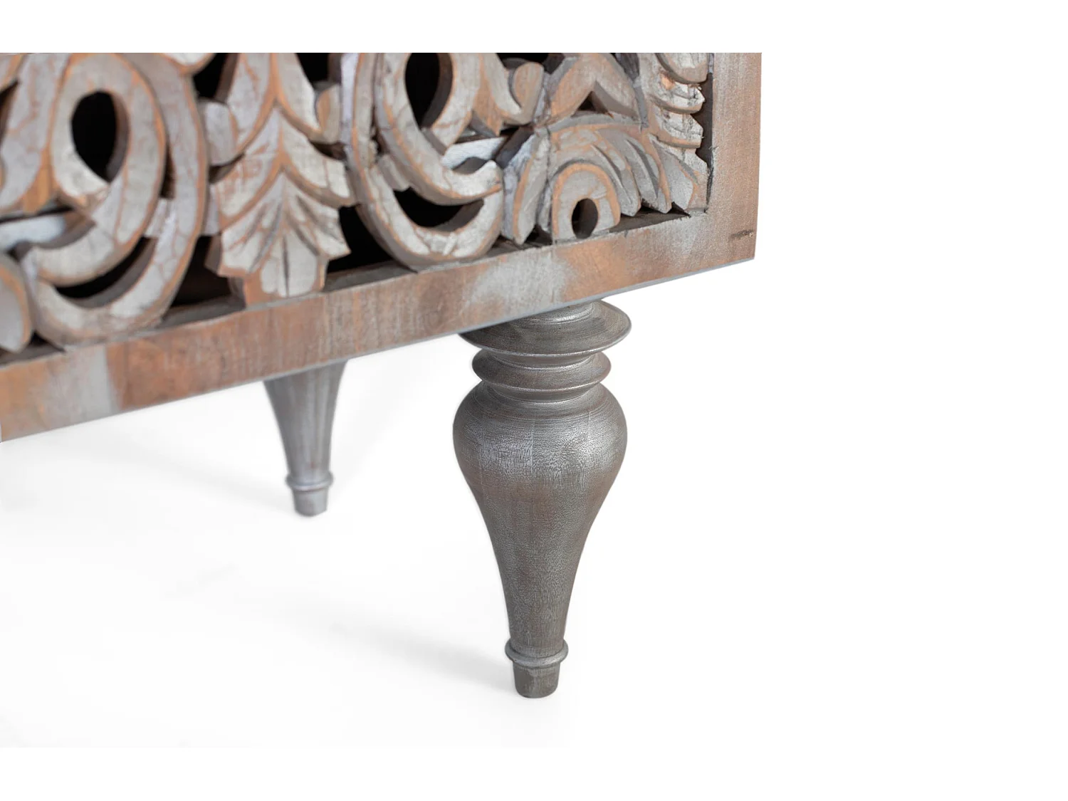 Buffet in manguierhout met twee gebeeldhouwde zijdeuren