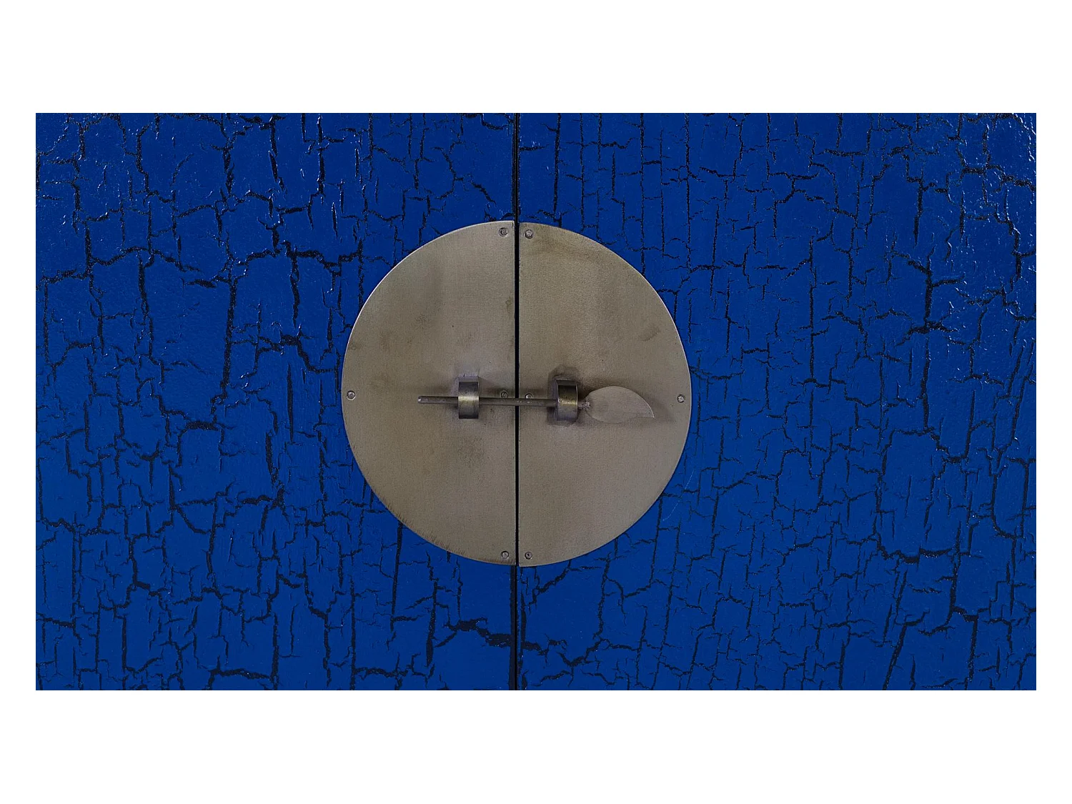 Sideboard mit mehreren Türen und blauen Schubladen