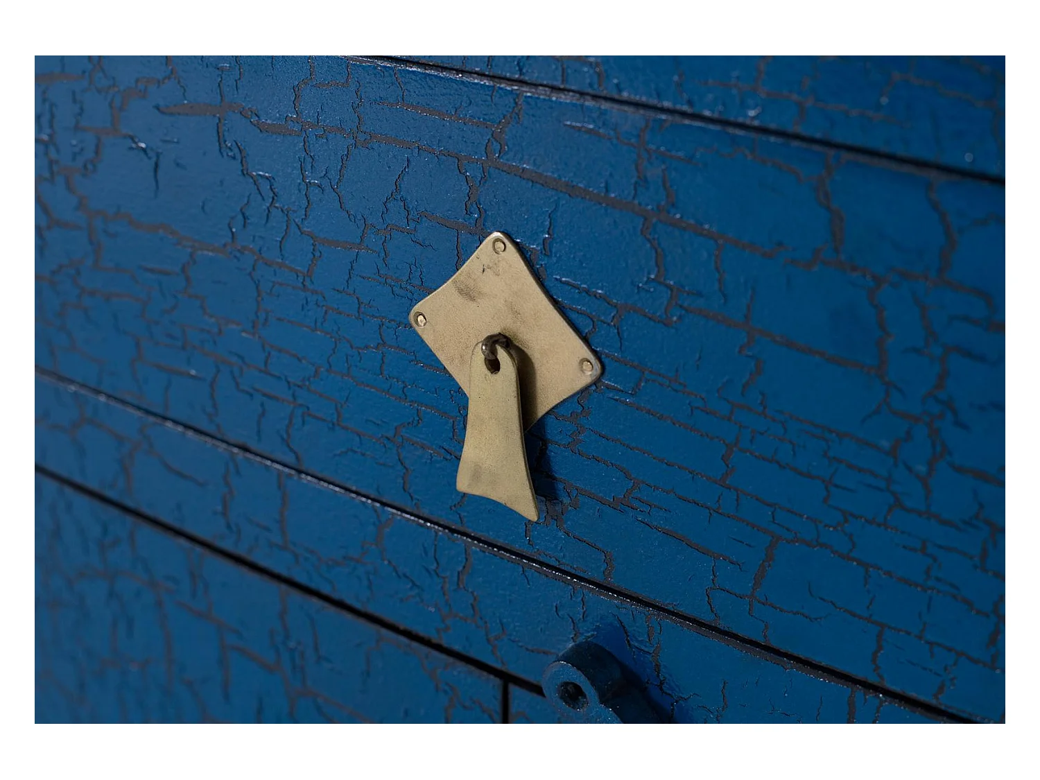 Sideboard mit mehreren Türen und blauen Schubladen