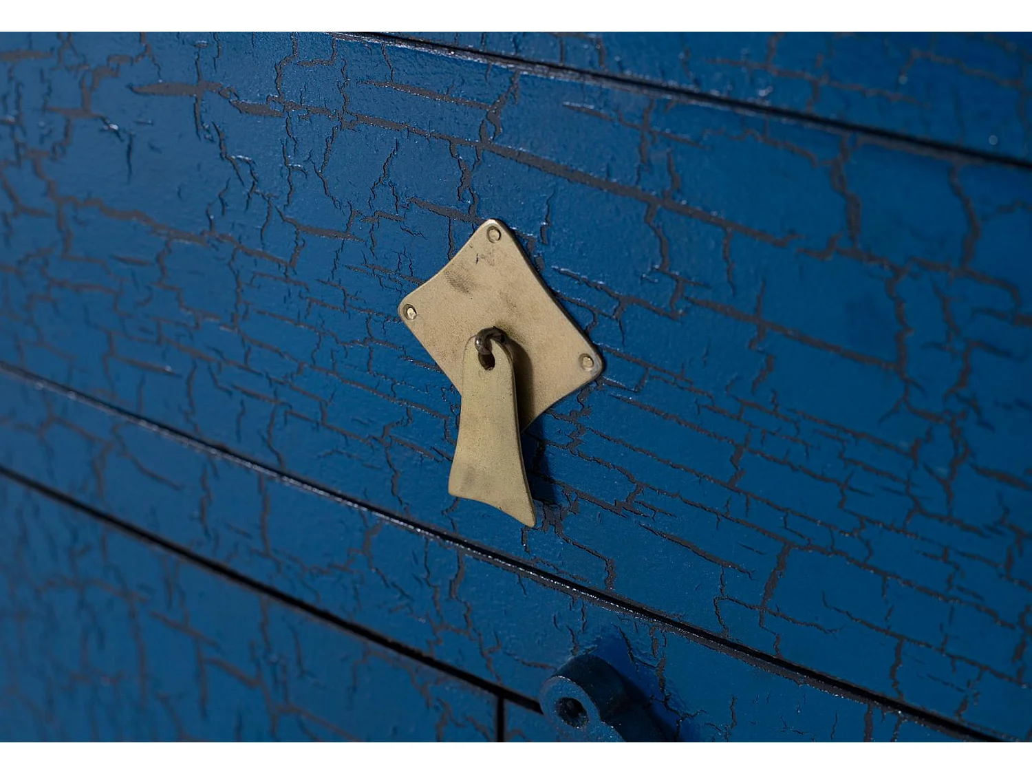 Buffet à portes multiples et tiroirs bleus