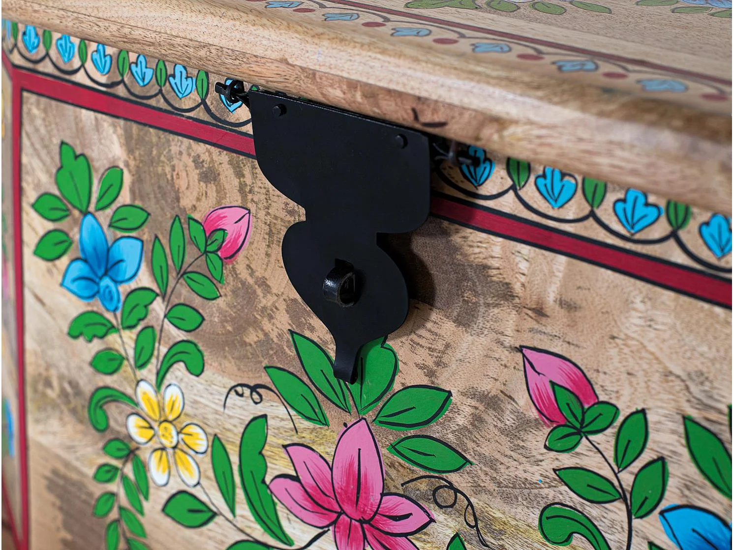 Baúl fabricado en madera de mango pintado a mano