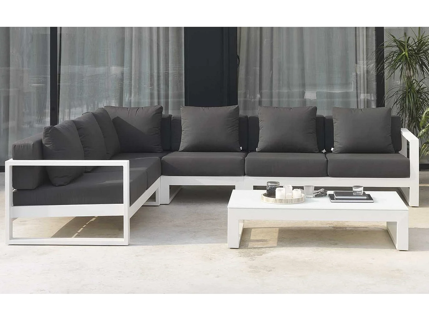 Ecksessel aus Aluminium  mit  Kissen weiß undschwarz