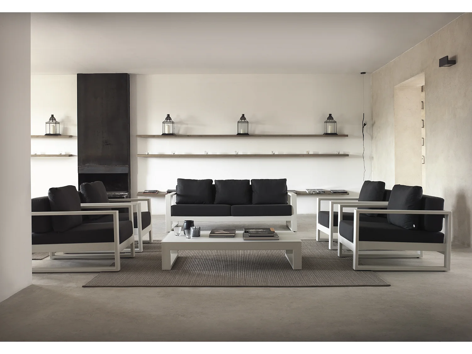 Fauteuil en aluminium blanc avec coussins noirs