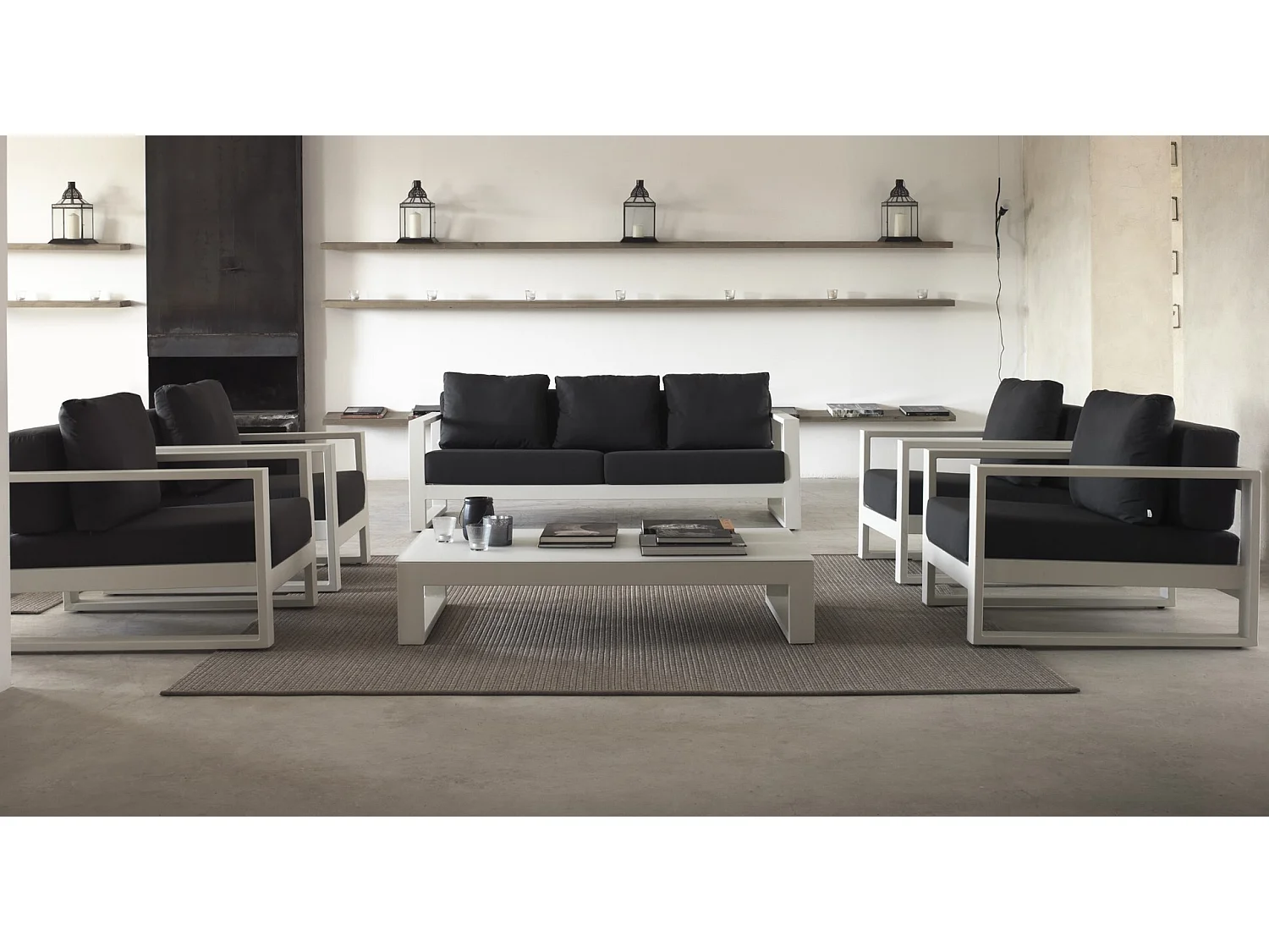 Fauteuil en aluminium blanc avec coussins noirs