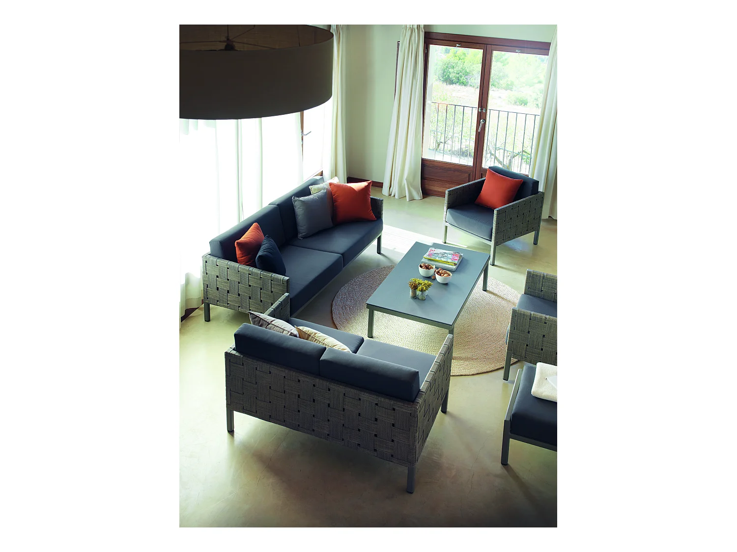 Taupefarbener Sessel aus Aluminium und taupefarbener Kunstfaser