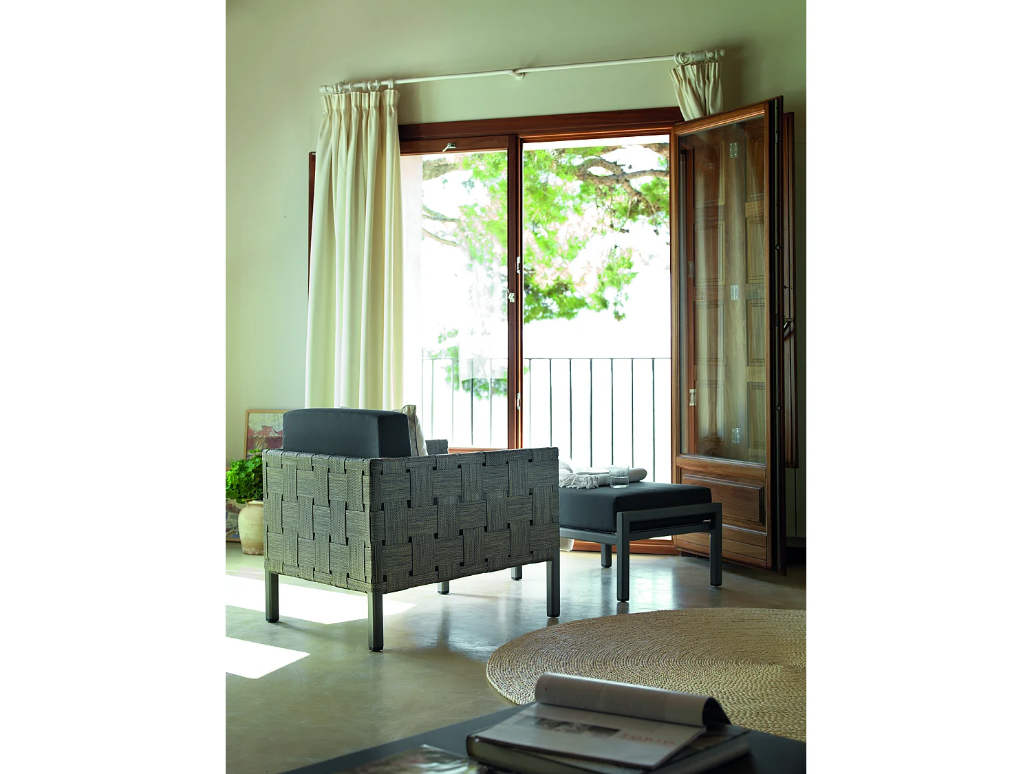 Sillón de aluminio topo y fibra Fifertex con cojín negro