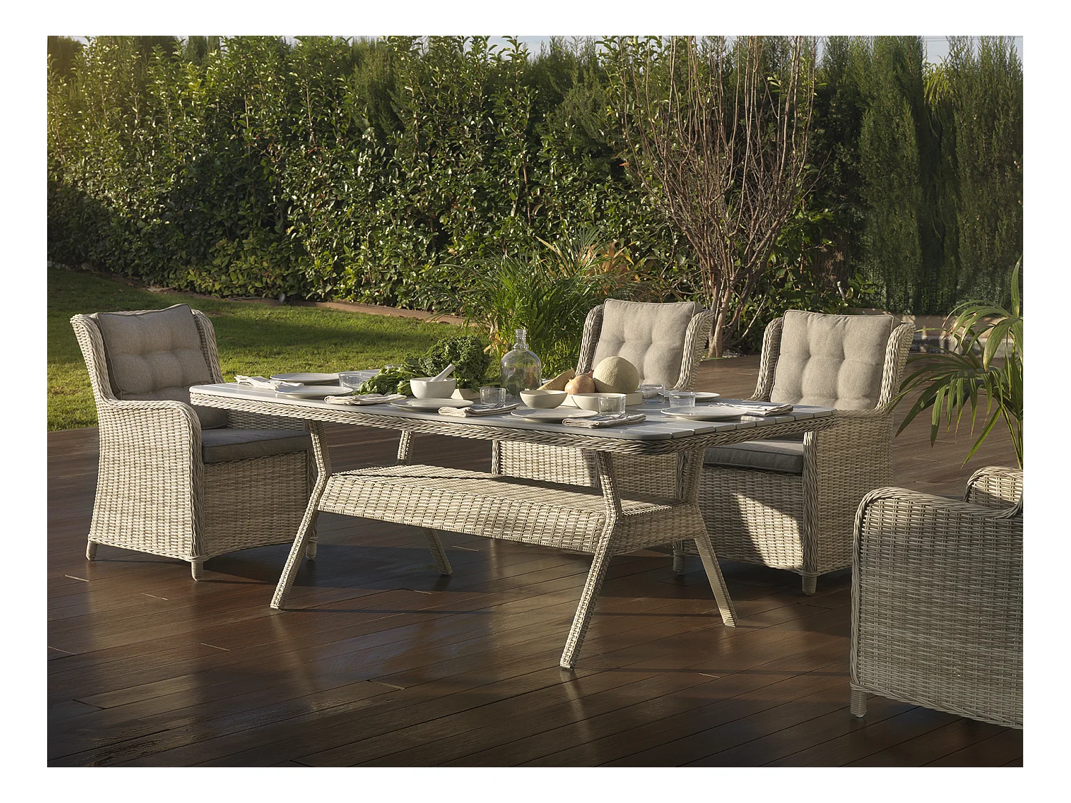 Fauteuil en aluminium et fibre marron clair et coussins marron clair