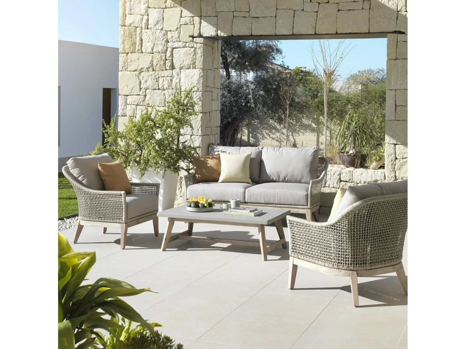 Poltrona in acacia intrecciata con cuscini color tortora