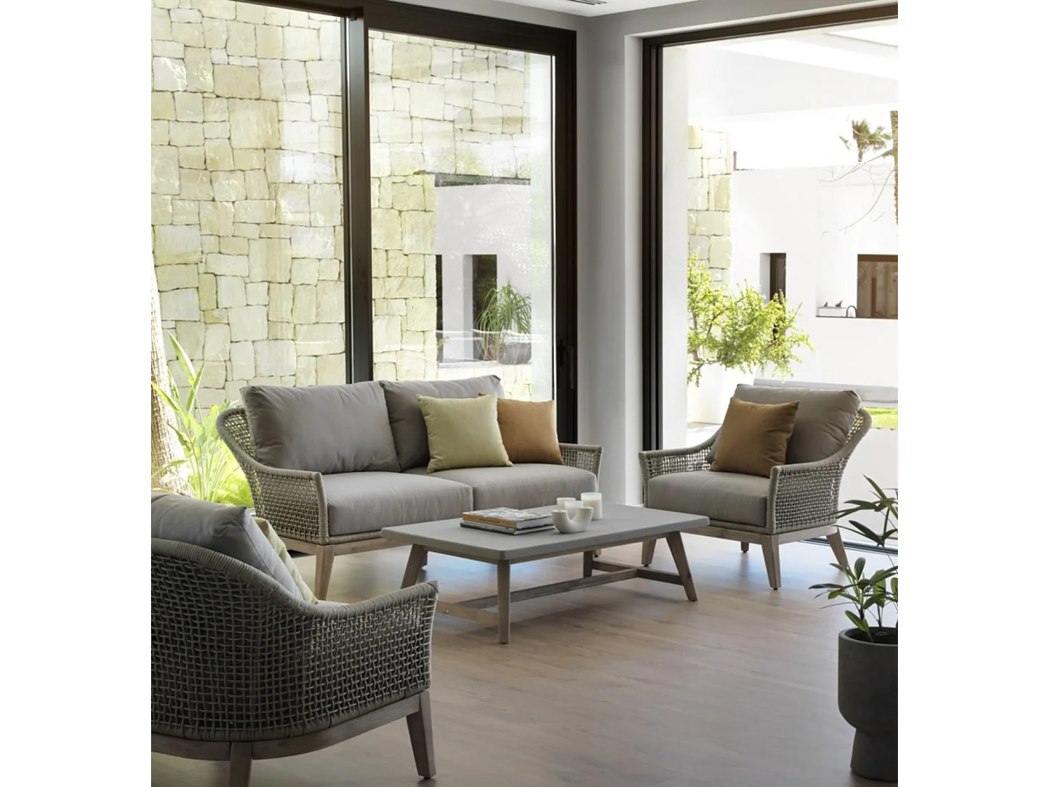 Poltrona in acacia intrecciata con cuscini color tortora