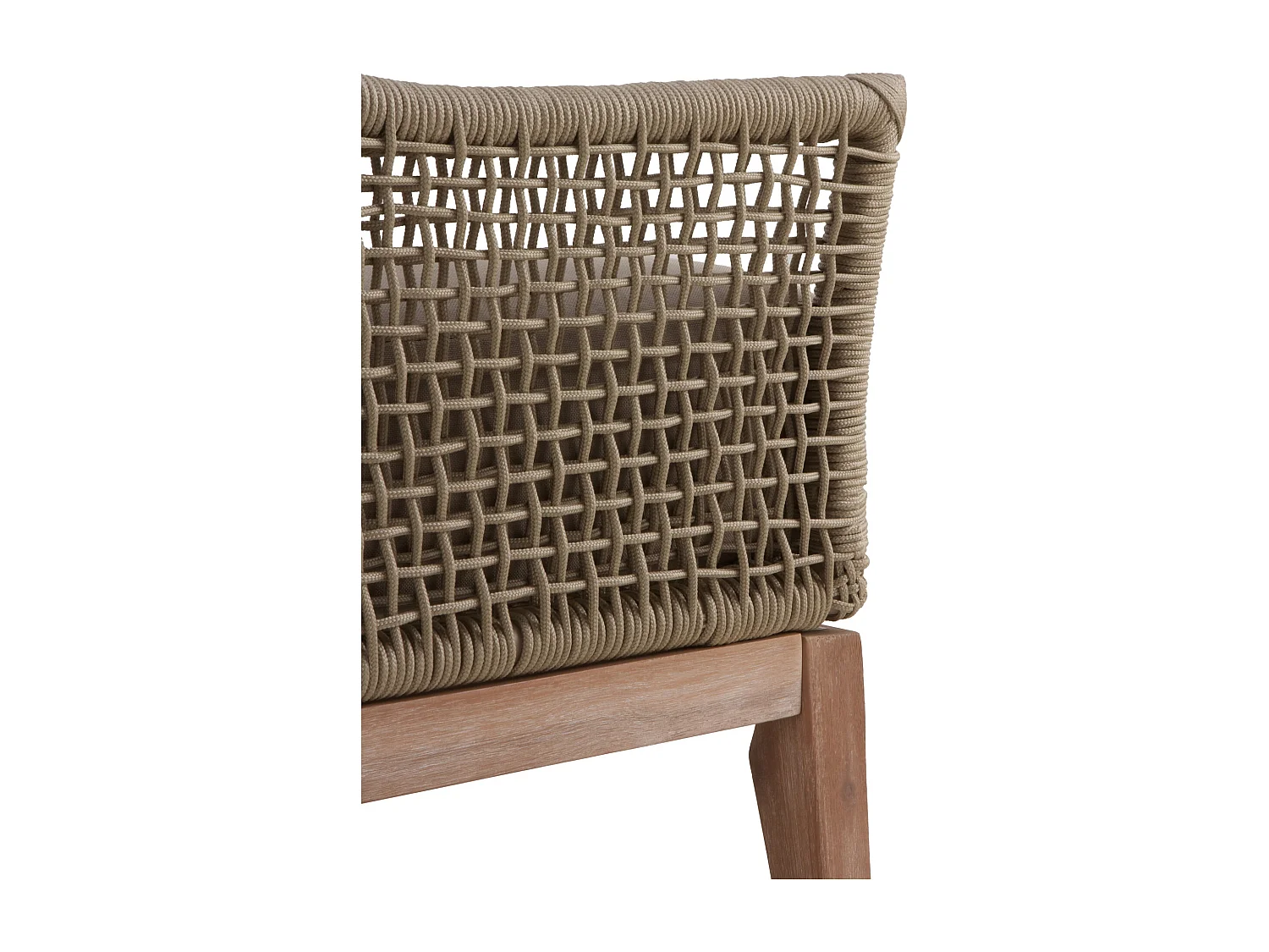 Poltrona in acacia intrecciata con cuscini color tortora