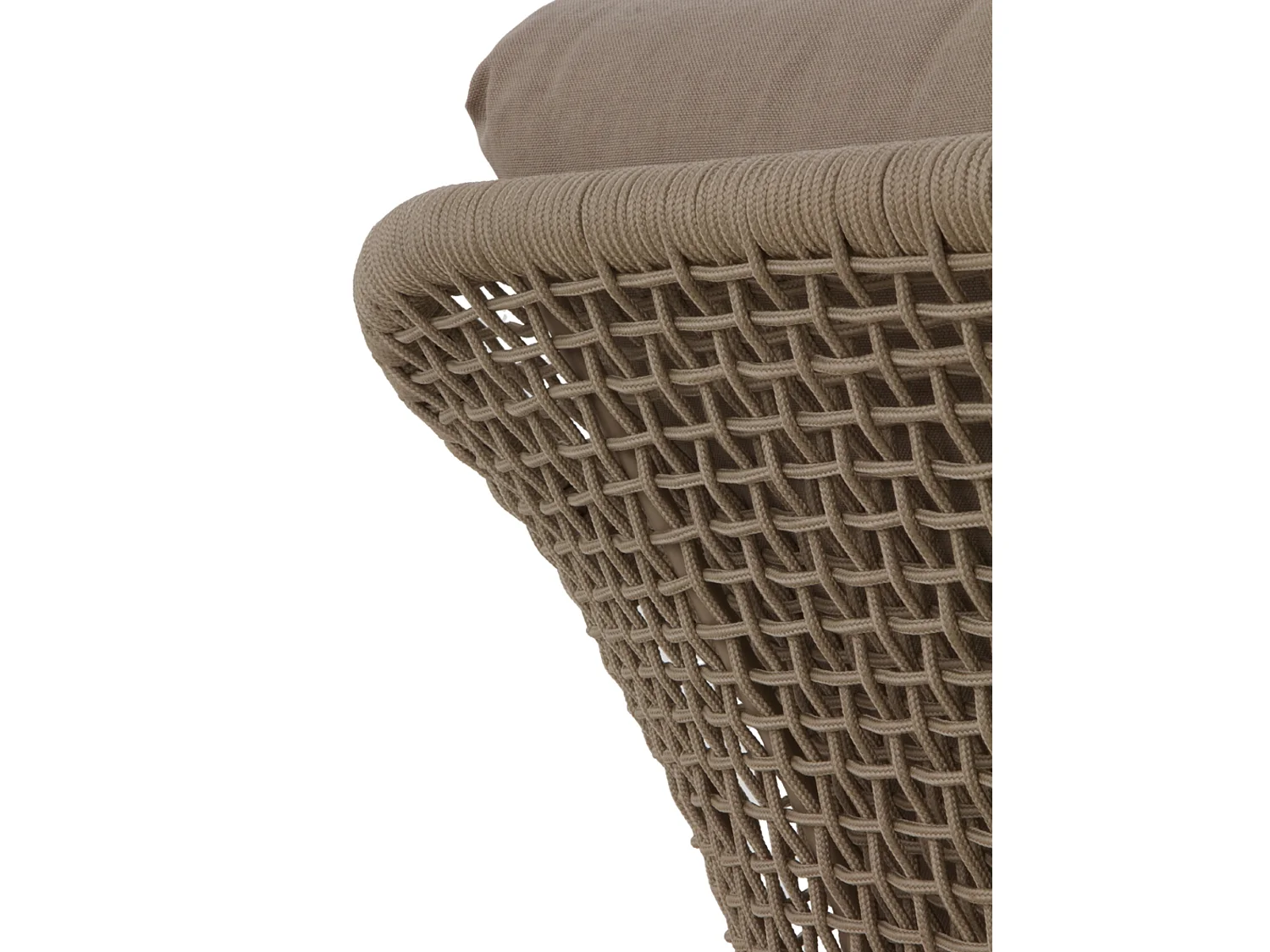 Poltrona in acacia intrecciata con cuscini color tortora