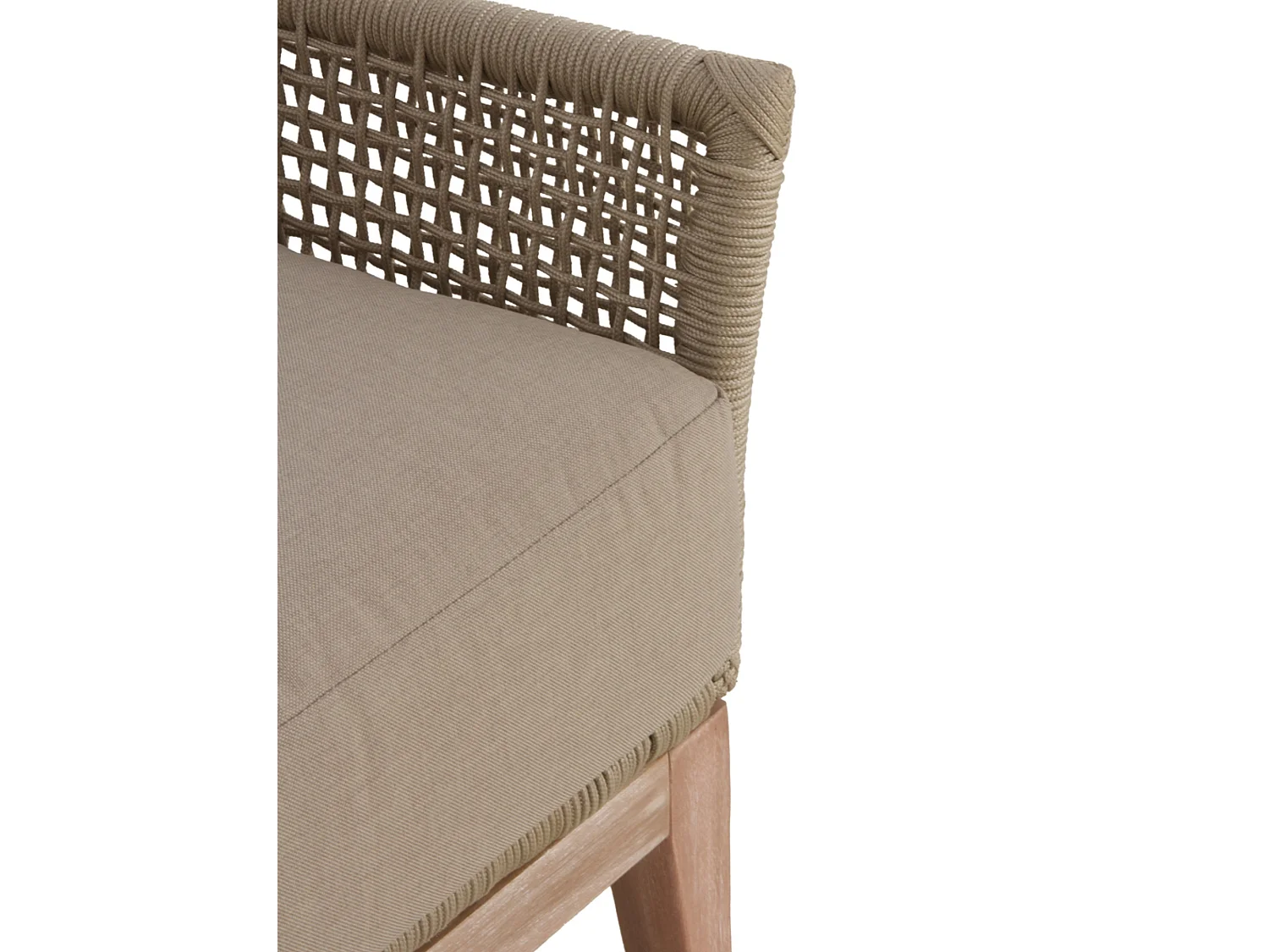 Poltrona in acacia intrecciata con cuscini color tortora