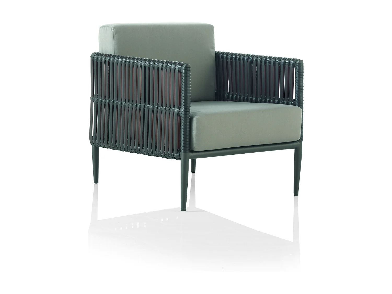 Sillón de aluminio y fibra marrón con cojines de lino