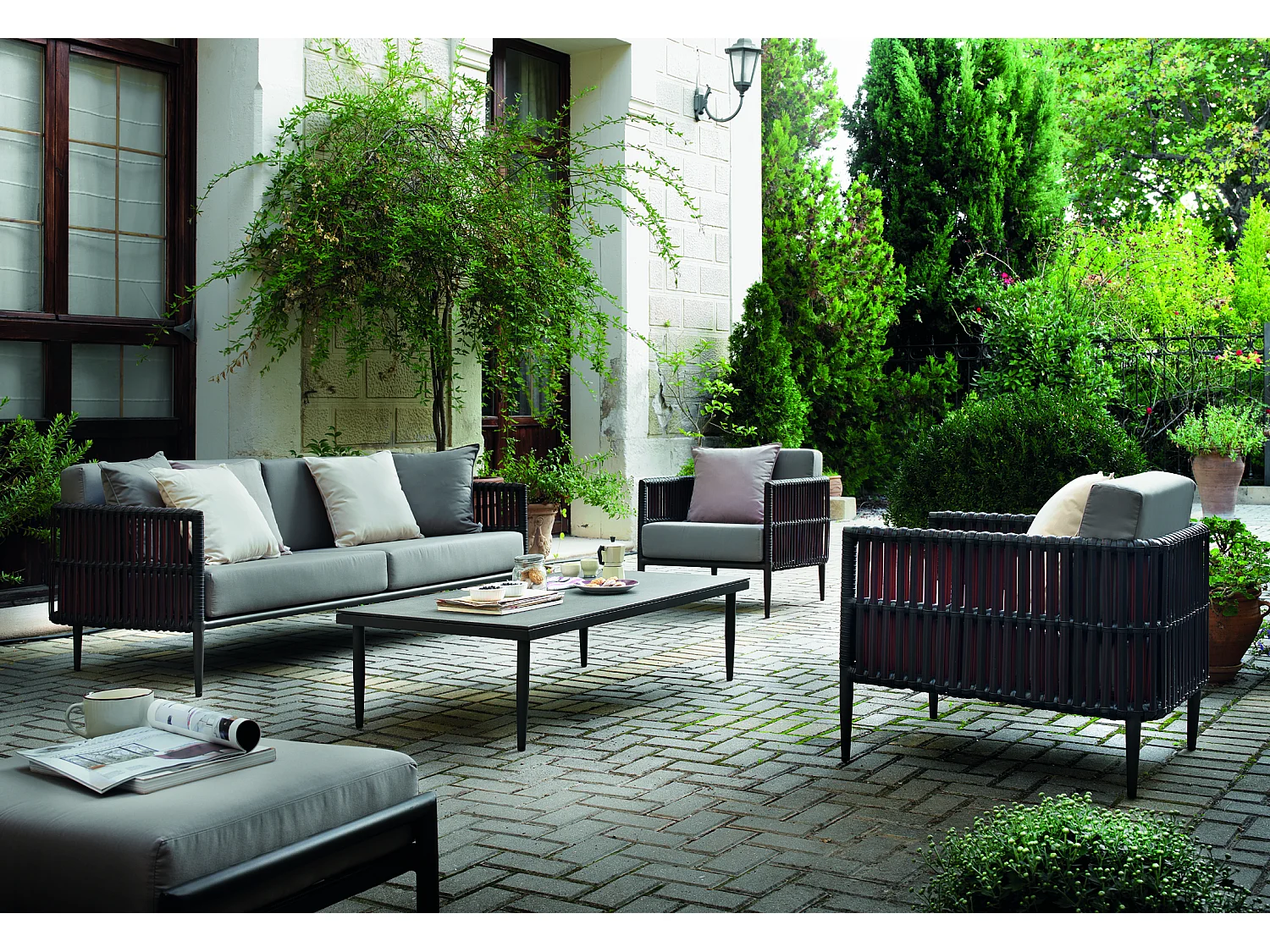 Fauteuil en aluminium et fibre marron avec coussins en lin