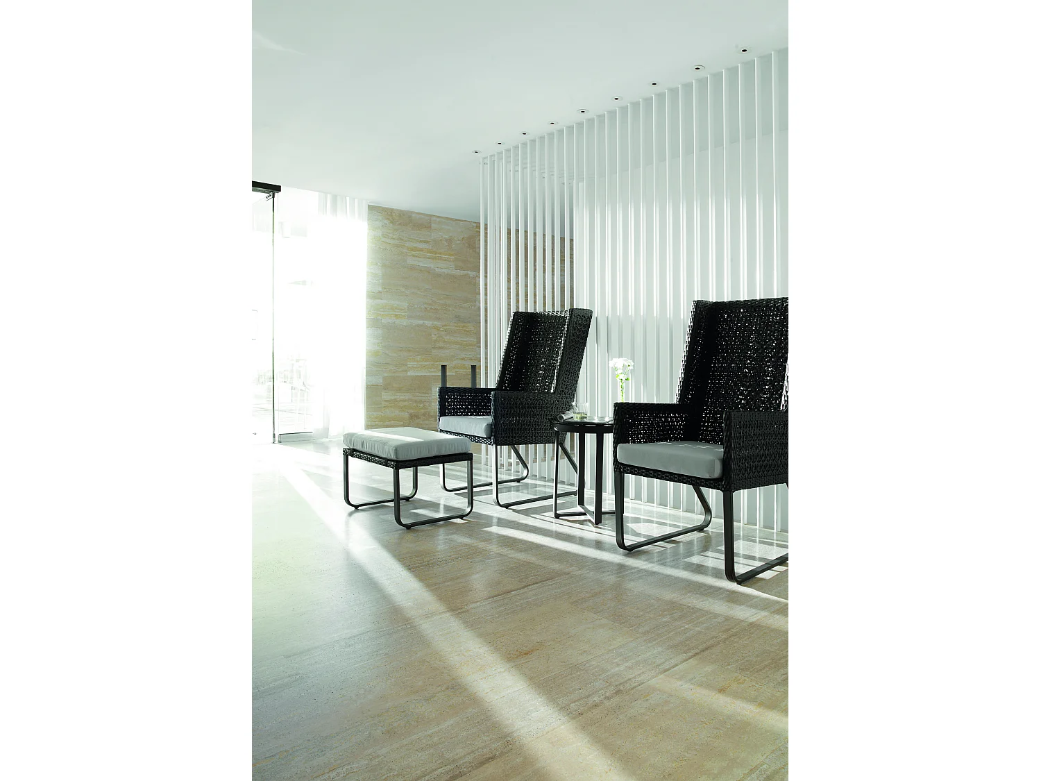 Fauteuil en aluminium et fibre marron avec coussin gris