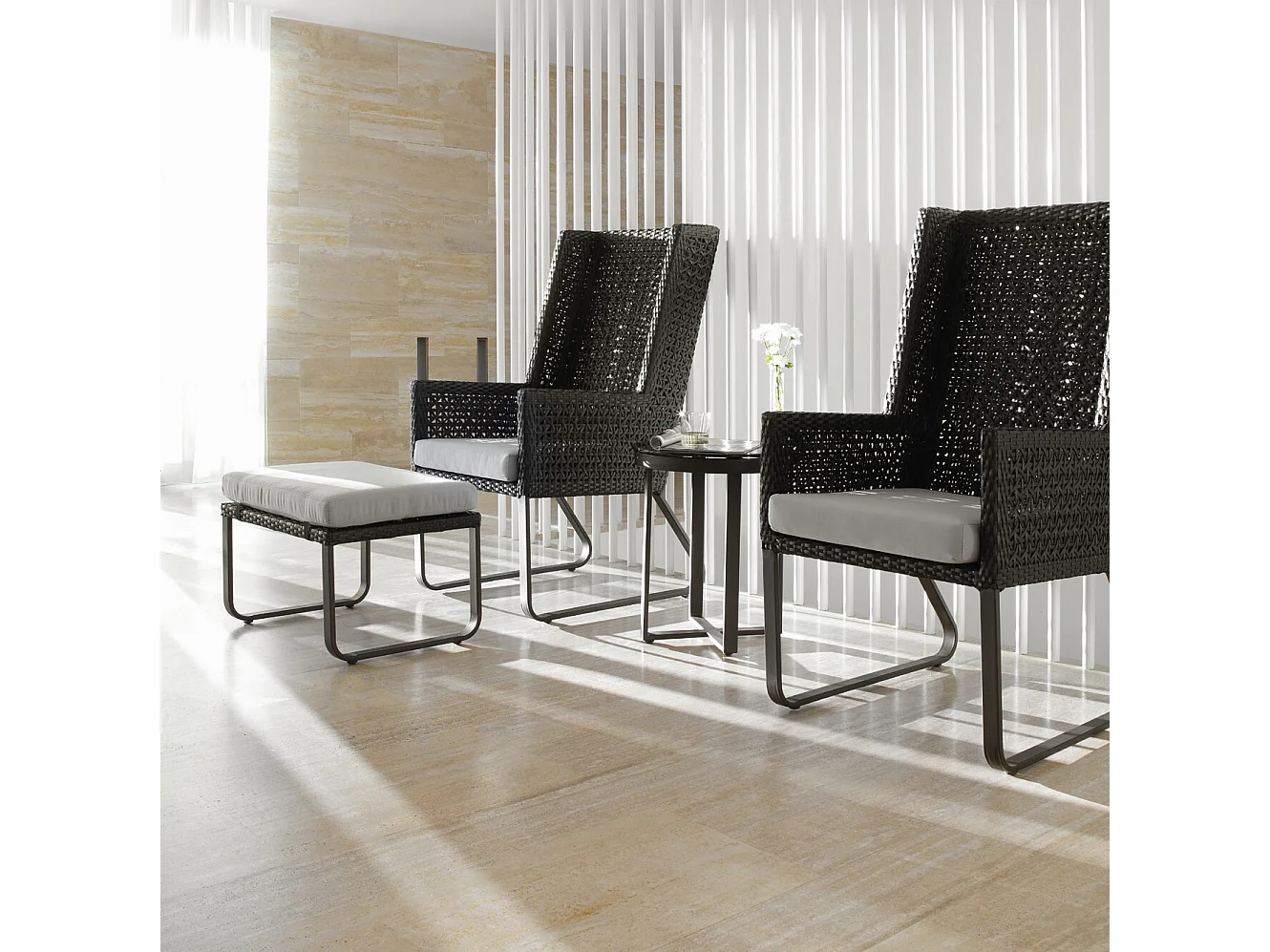 Fauteuil en aluminium et fibre marron avec coussin gris