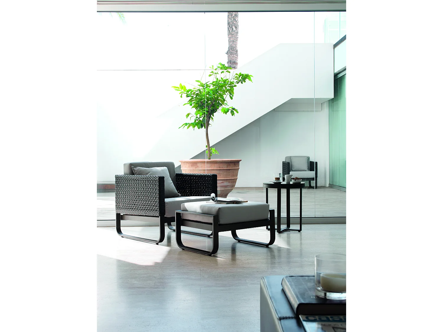 Fauteuil en aluminium et fibre marron avec coussins gris