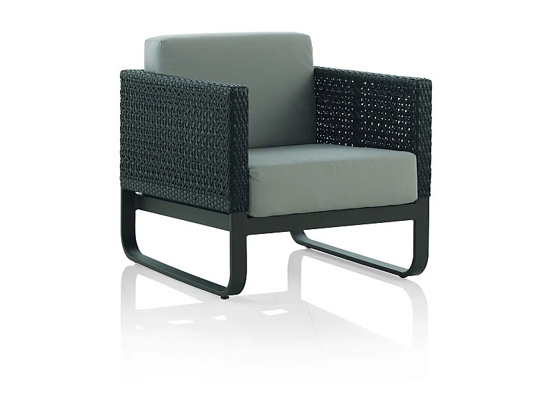 Sillón de aluminio y fibra marrón con cojines grises