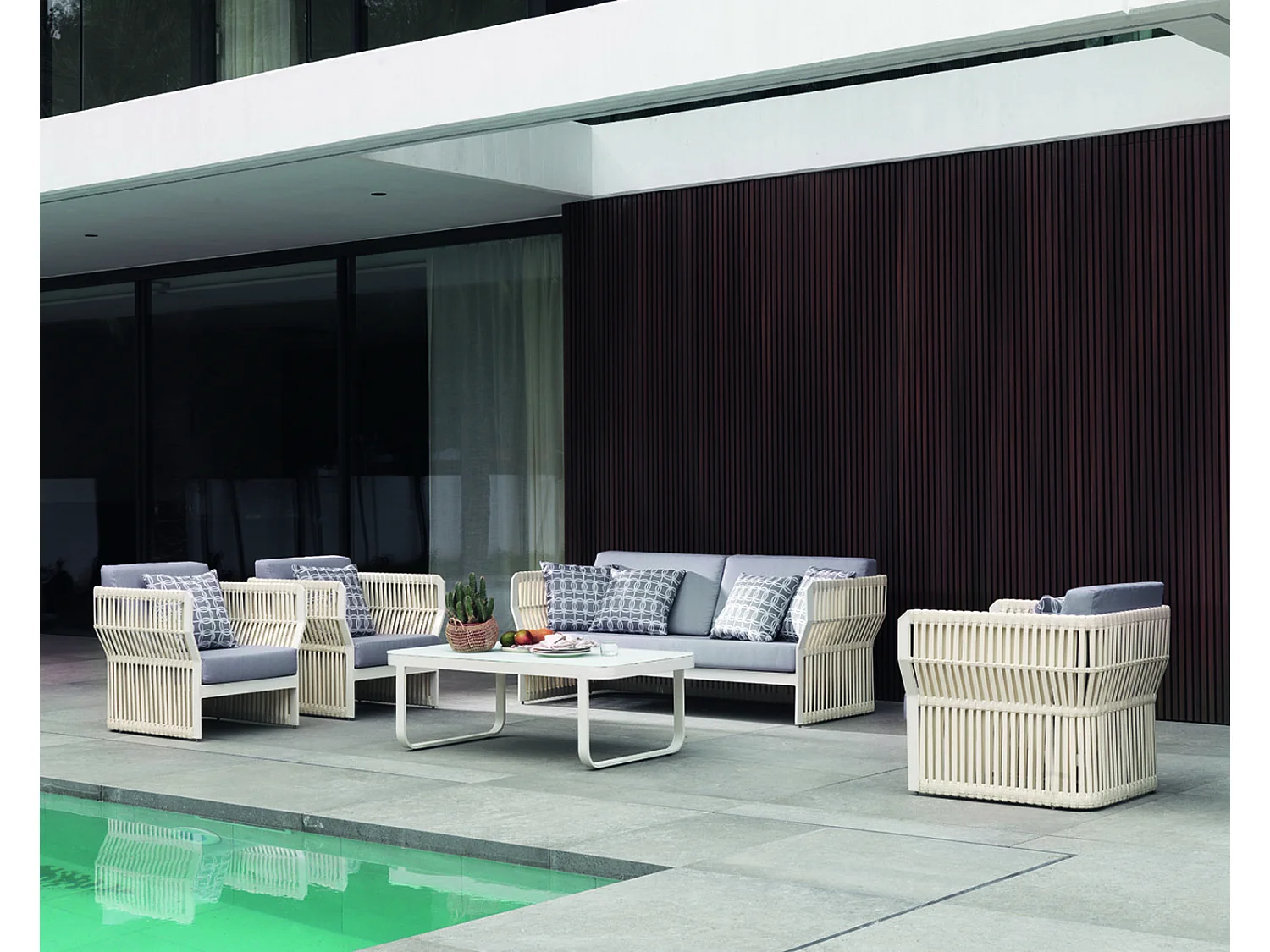 Sillón de aluminio y fibra sintética blanco con cojines azules