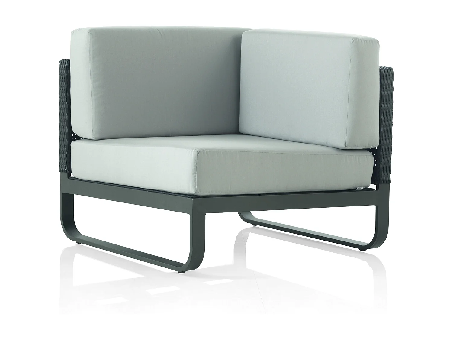 Sillón esquinero de aluminio y fibra marrón con cojines grises