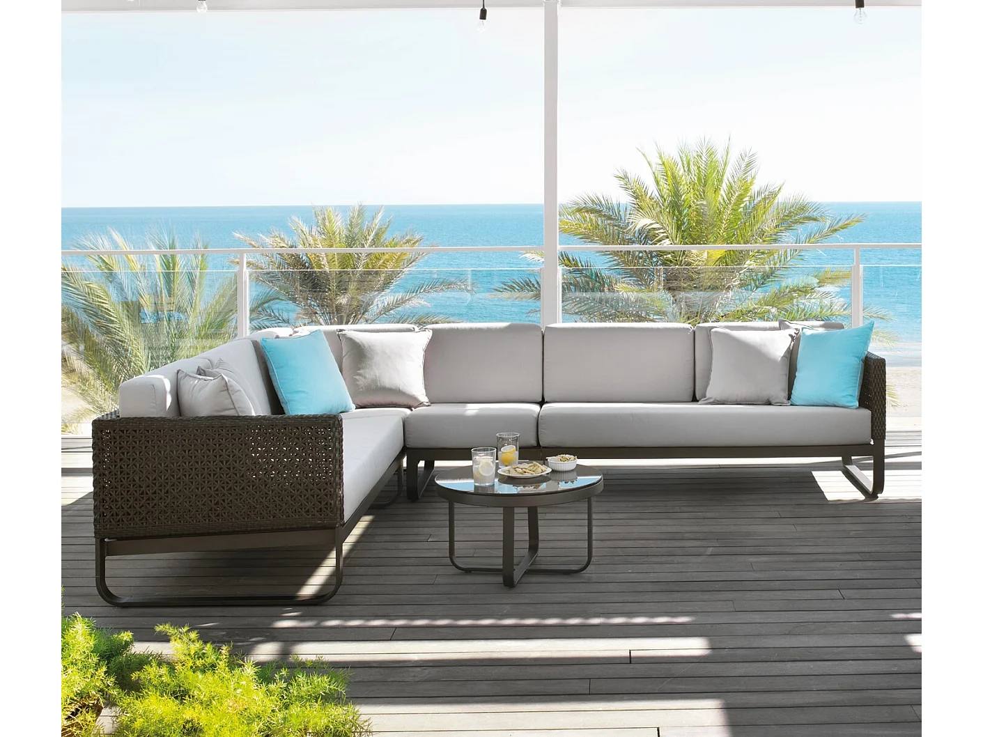 Sillón esquinero de aluminio y fibra marrón con cojines grises