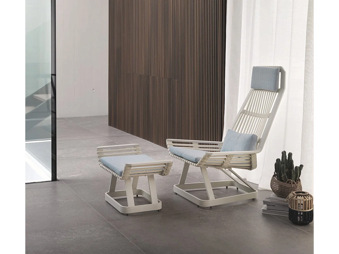 Fauteuil en aluminium blanc avec coussins bleus