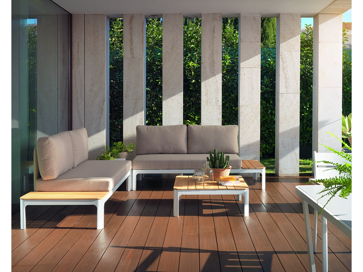 Poltrona 4 pezzi in alluminio bianco con cuscini marrone chiaro