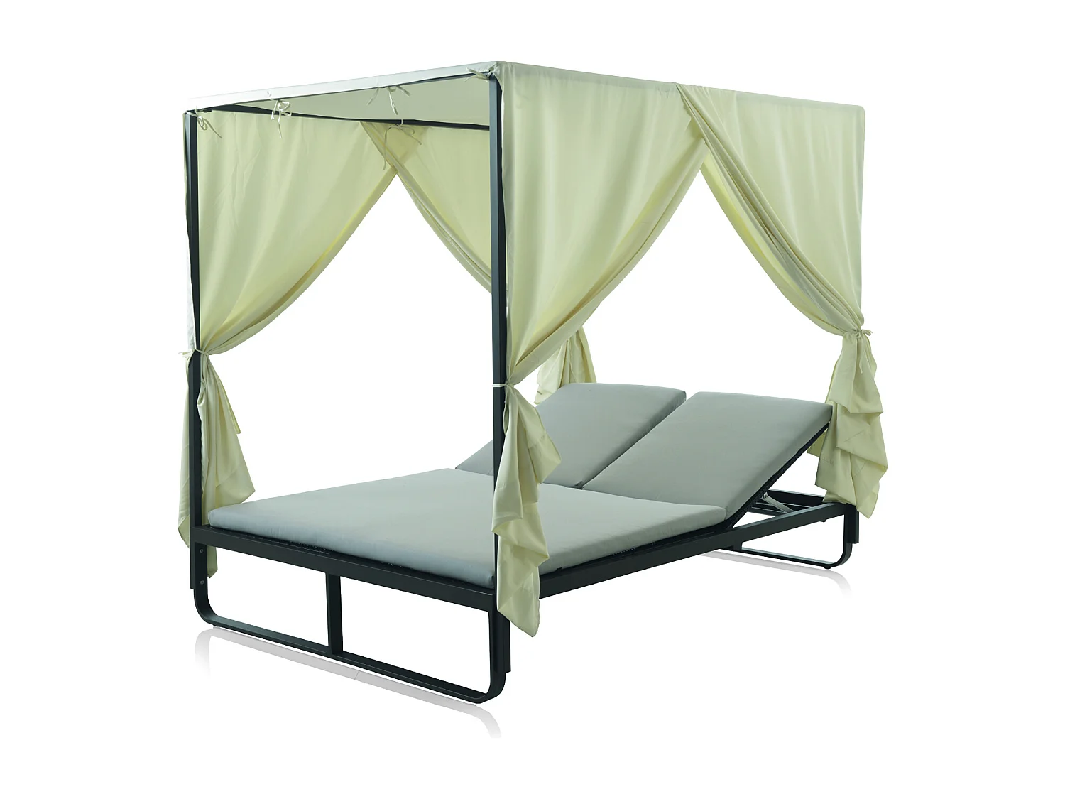 Chaise longue double marron, rideaux  écru et coussin couleur lin