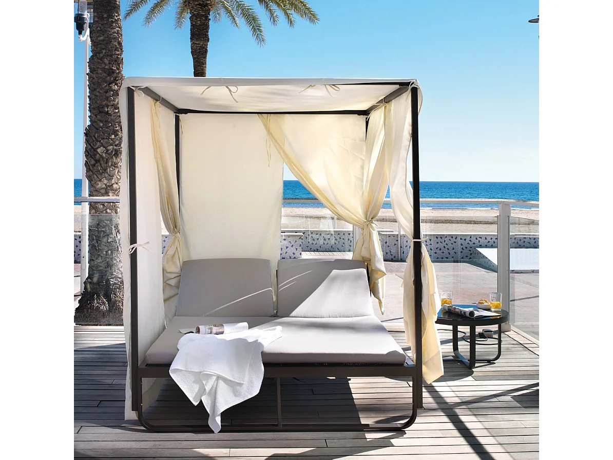 Chaise longue double marron, rideaux  écru et coussin couleur lin