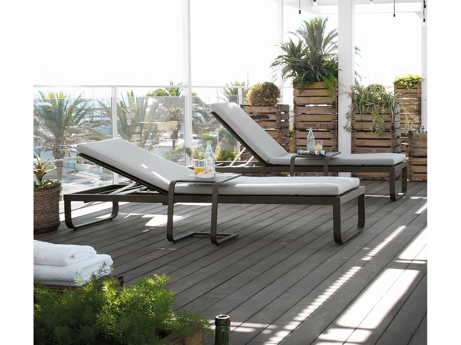 Chaise longue marrone in alluminio con cuscino grigio