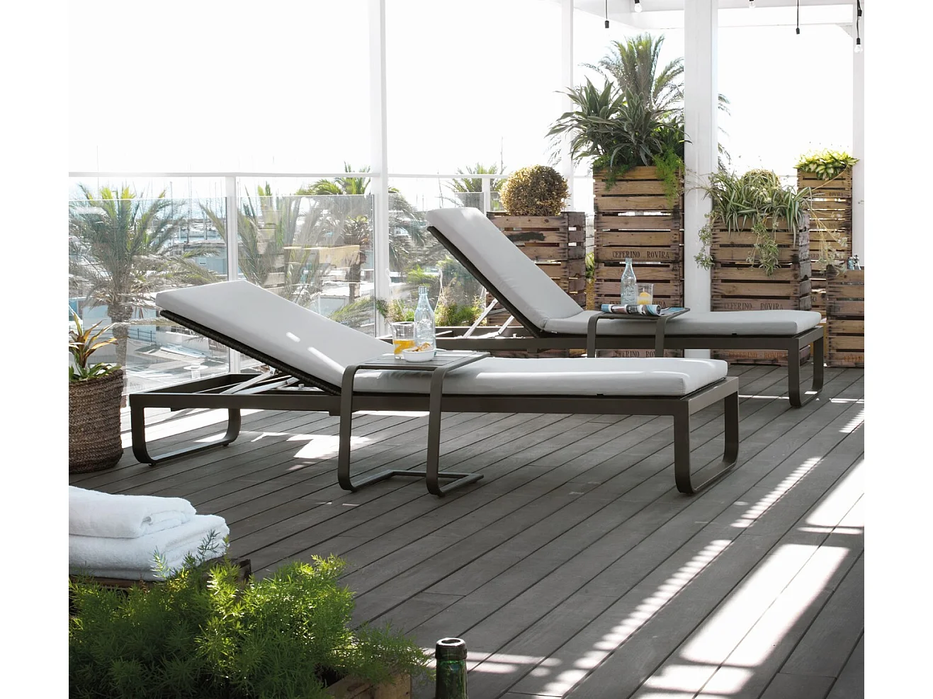 Chaise longue marrone in alluminio con cuscino grigio