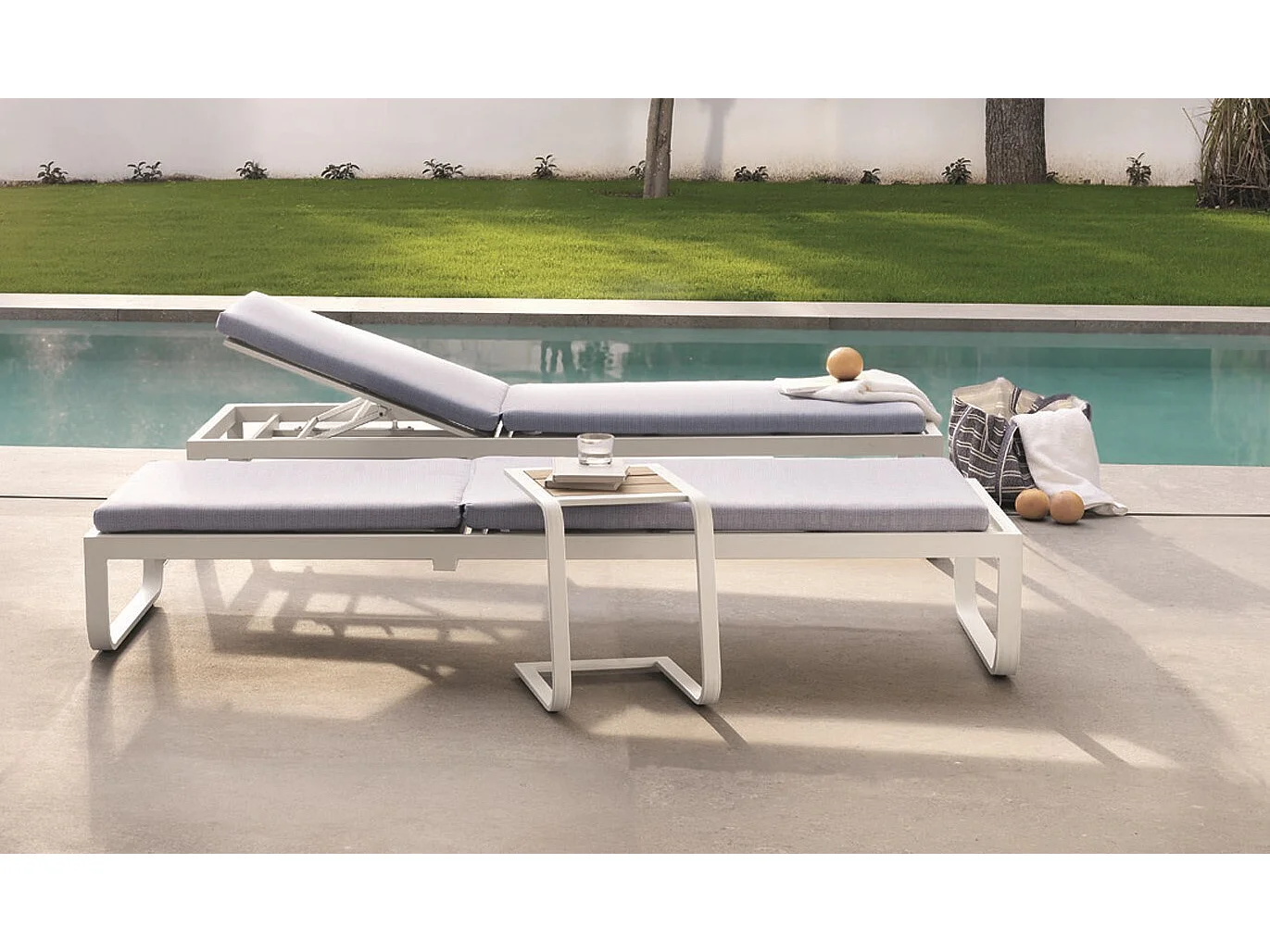 Chaise longue em alumínio branco e fibra sintética branca com almofada azul