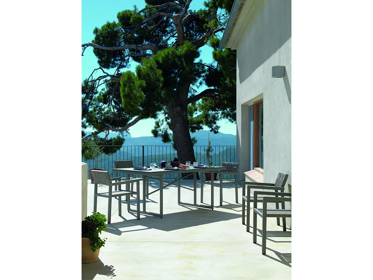 Mesa de aluminio gris topo con tablero de cristal templado efecto piedra gris topo 180x100 cm