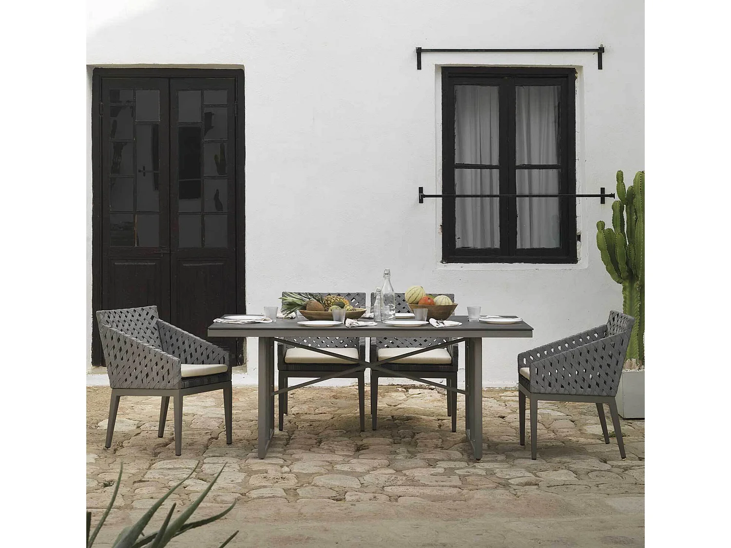 Mesa de aluminio gris topo con tablero de cristal templado efecto piedra gris topo 180x100 cm