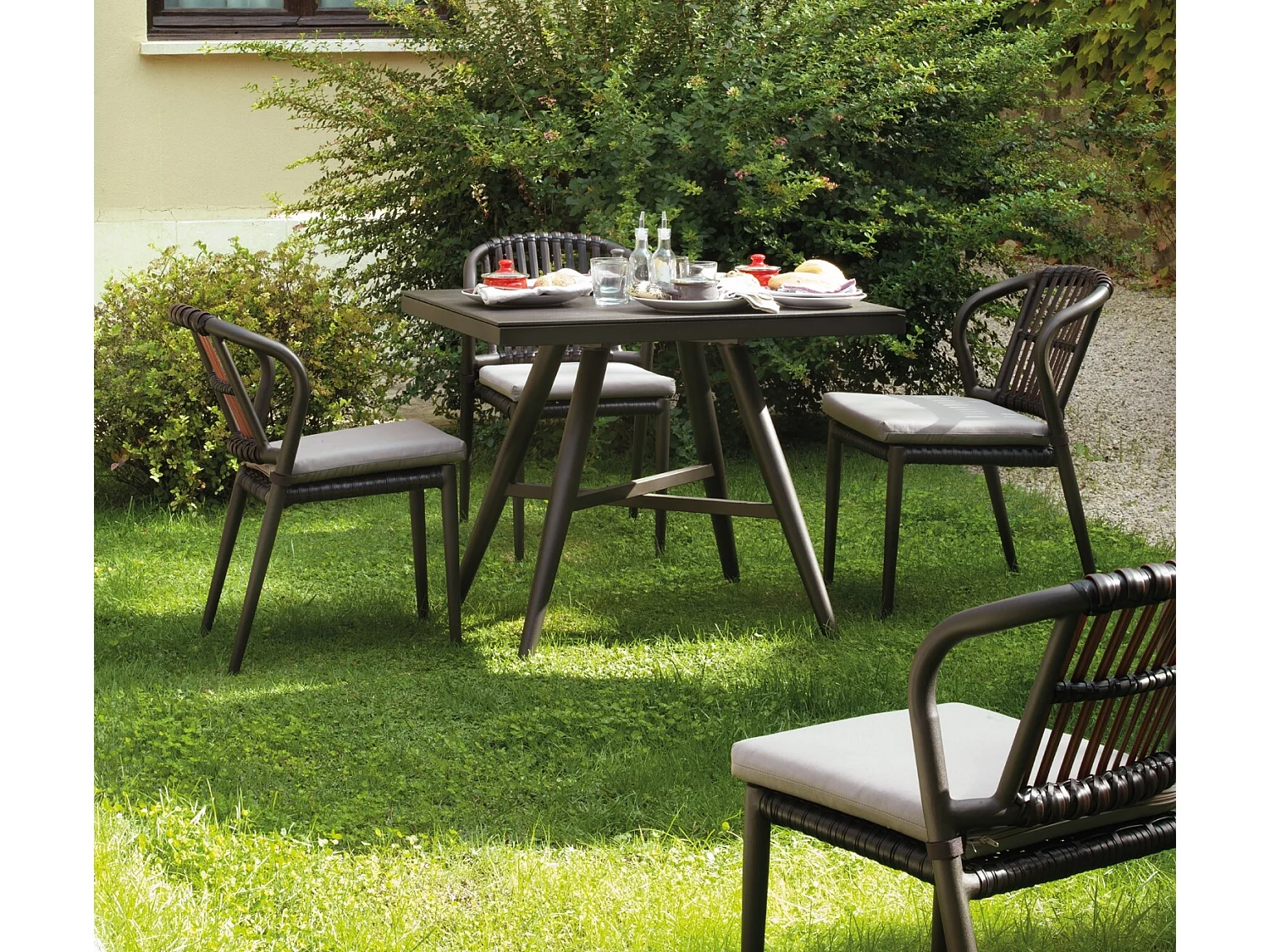 Mesa de aluminio marrón y cristal templado efecto piedra 90x90 cm