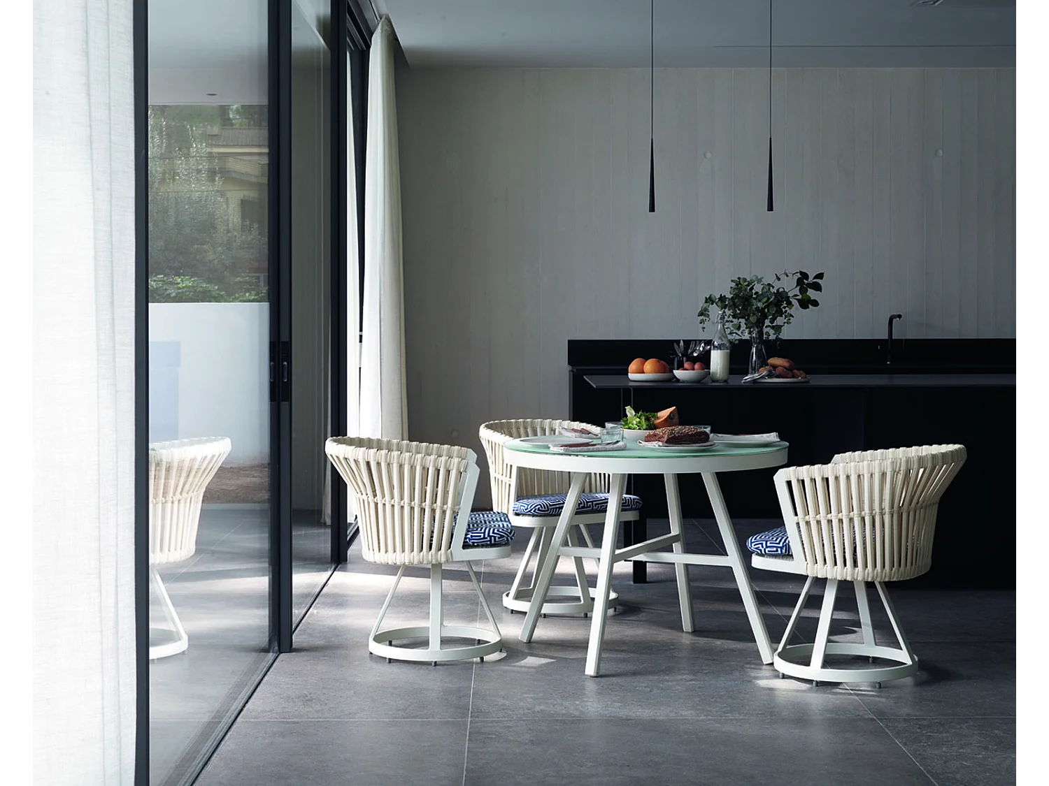 Tavolo rotondo in alluminio bianco con piano in vetro temperato diametro 100 cm