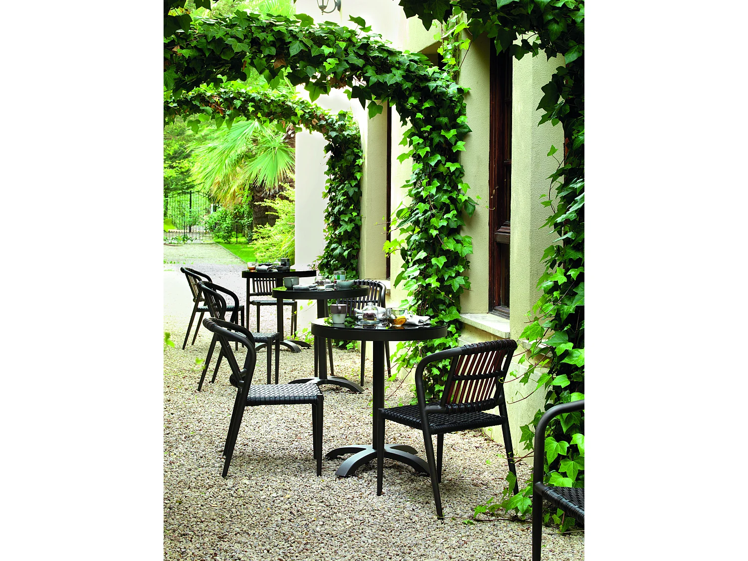 Brauner runder Tisch mit schwarzem Glas