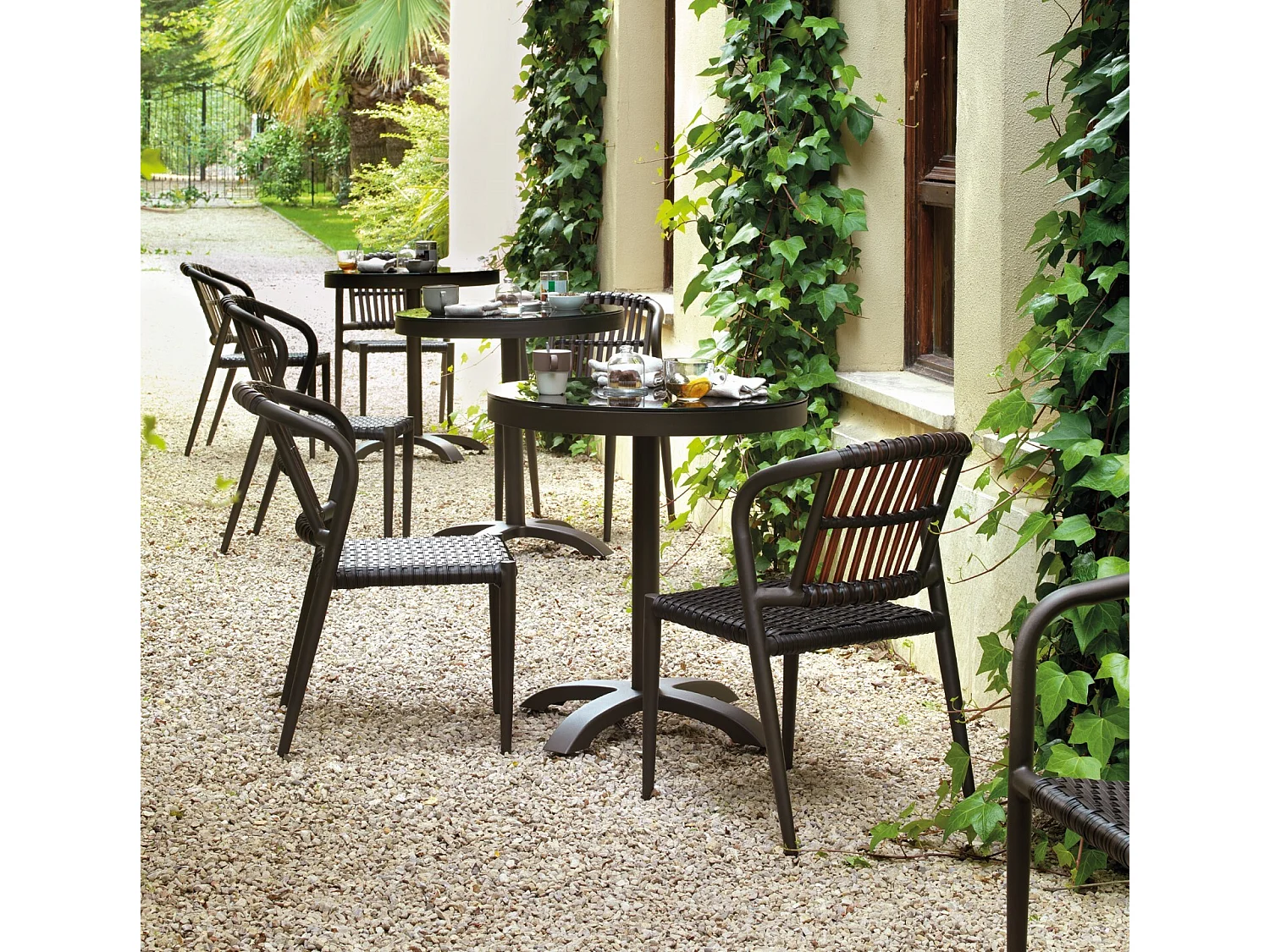 Table ronde marron avec verre noir 70 cm de diamètre