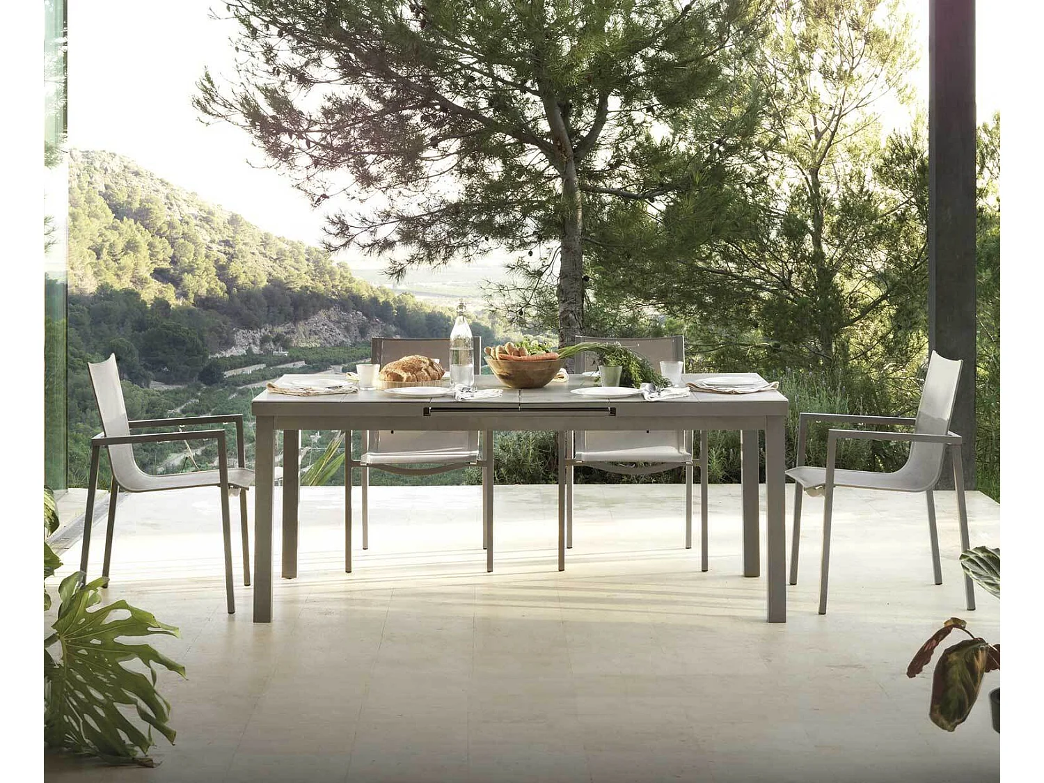 Table extensible en aluminium couleur taupe avec plateau en verre trempé 140/180X90 cm
