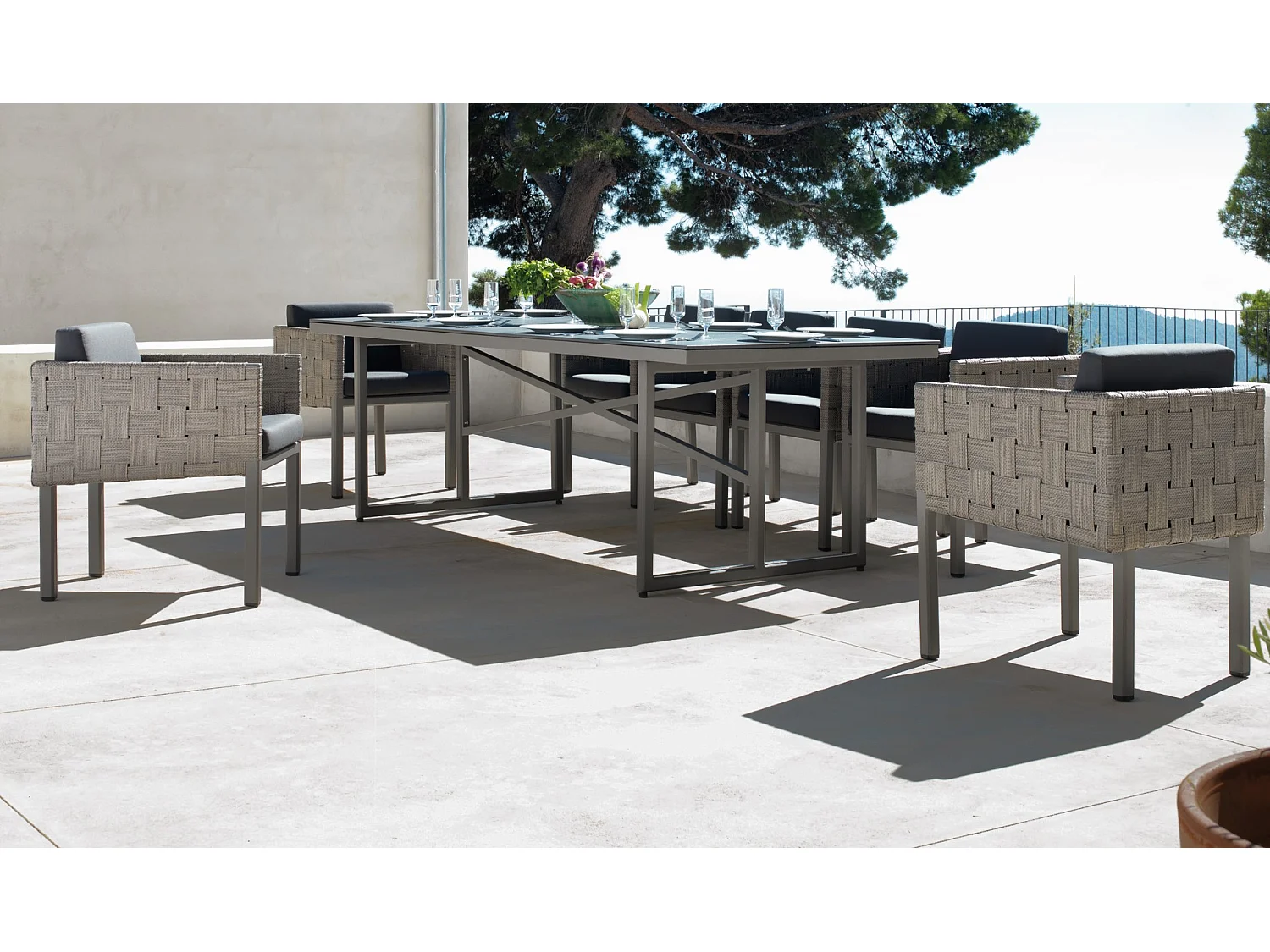 Mesa em alumínio taupe com tampo em vidro temperado efeito pedra 240x100 cm