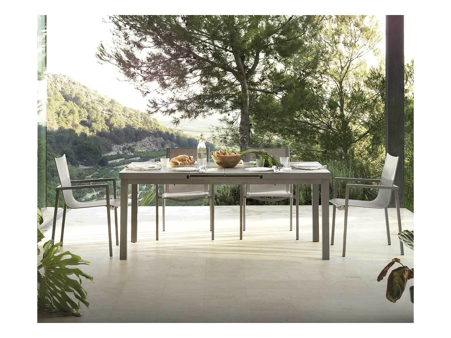 Taupefarbener Ausziehtisch aus Aluminium mit Glas