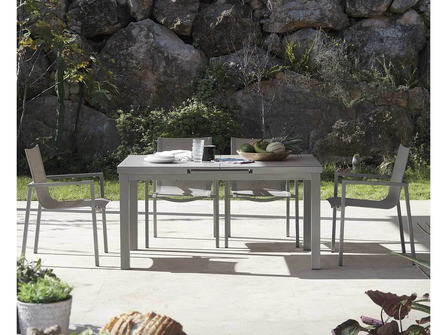 Mesa extensible de aluminio color topo con tapa de cristal templado 180/240X100 cm