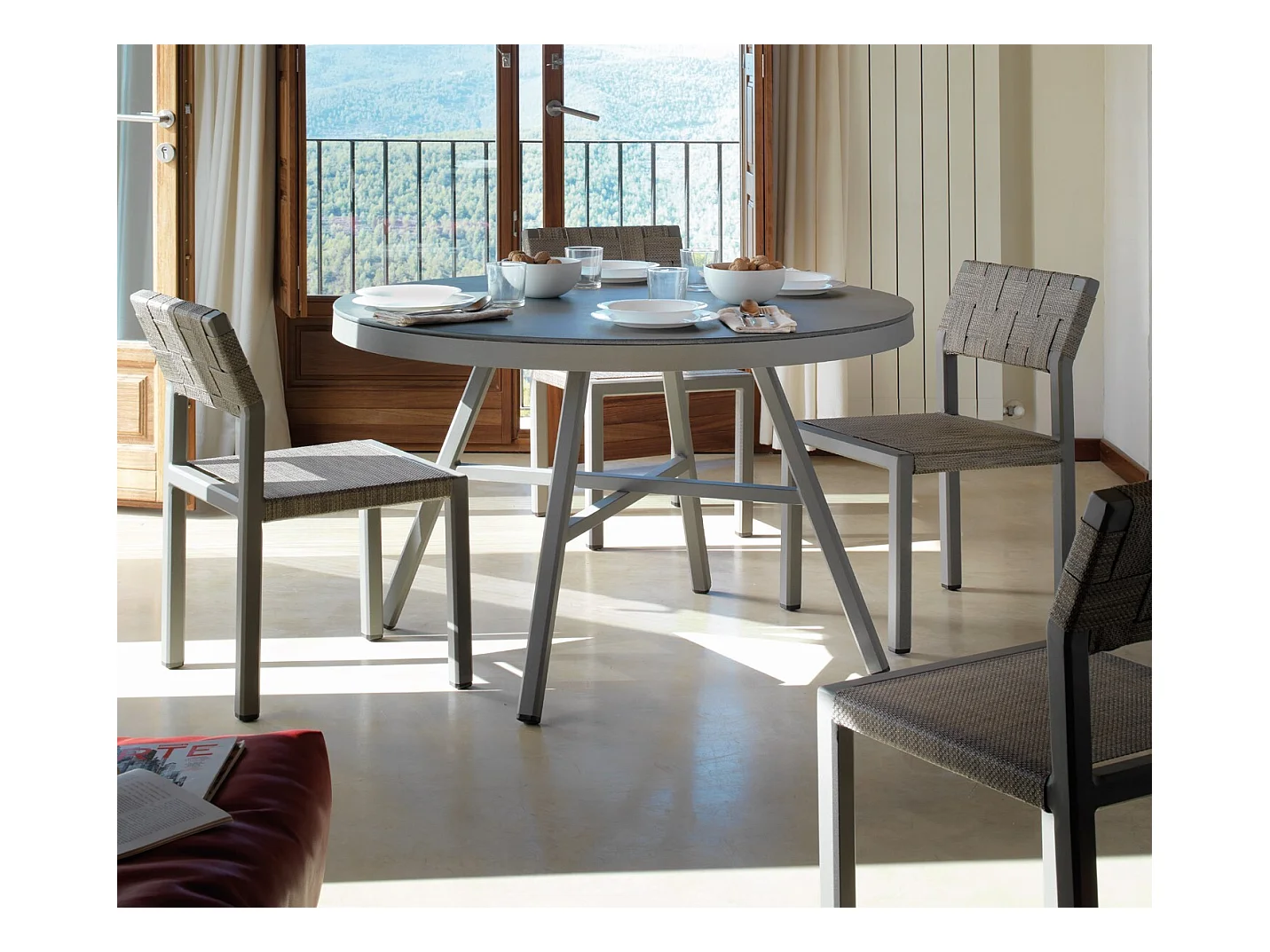 Mesa redonda de aluminio y cristal templado efecto piedra gris topo 120 cm