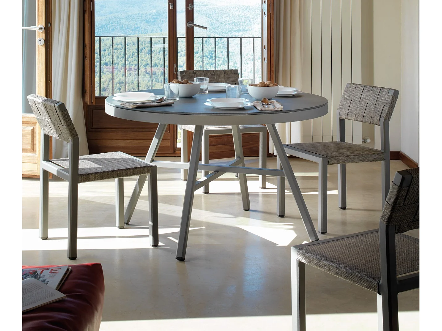 Mesa redonda de aluminio y cristal templado efecto piedra gris topo 120 cm