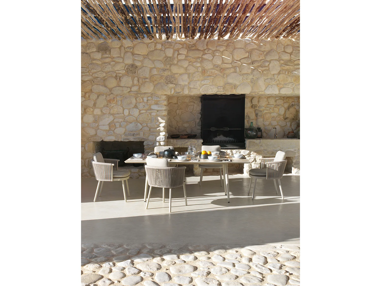 Table rectangulaire en aluminium avec plateau en céramique travertin