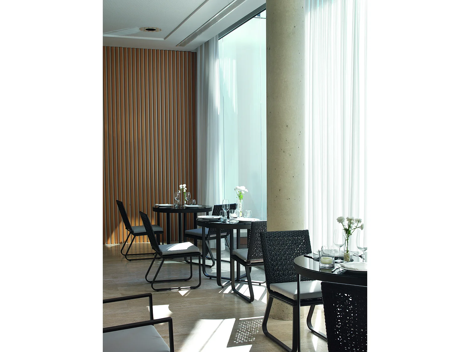 Table ronde en aluminium marron et verre trempé noir, diamètre 90 cm